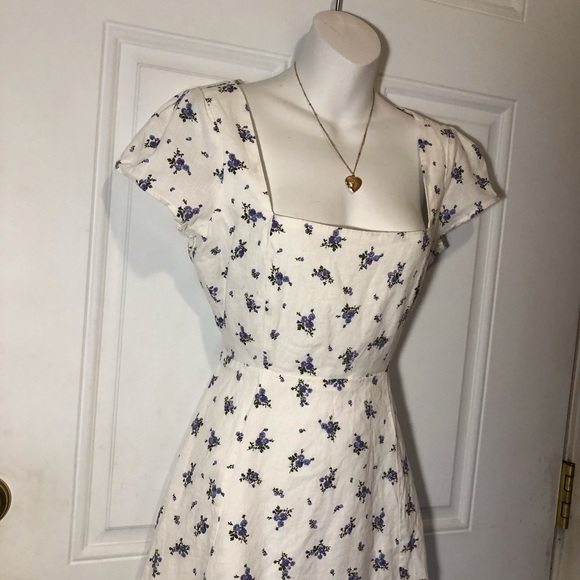 Forever 21 Dresses & Skirts - White floral dress🦋